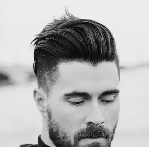 带有雕刻设计的背头发型这两年也是很火爆的,该款短发两侧耳朵上方的