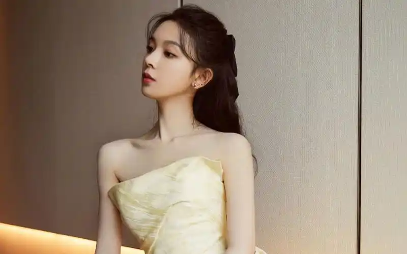 陈瑶淡黄公主裙壁纸(3/5)