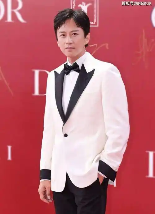 上影节红毯:"沈马"同框比心,娜扎美如艺术品,倪妮秋衣