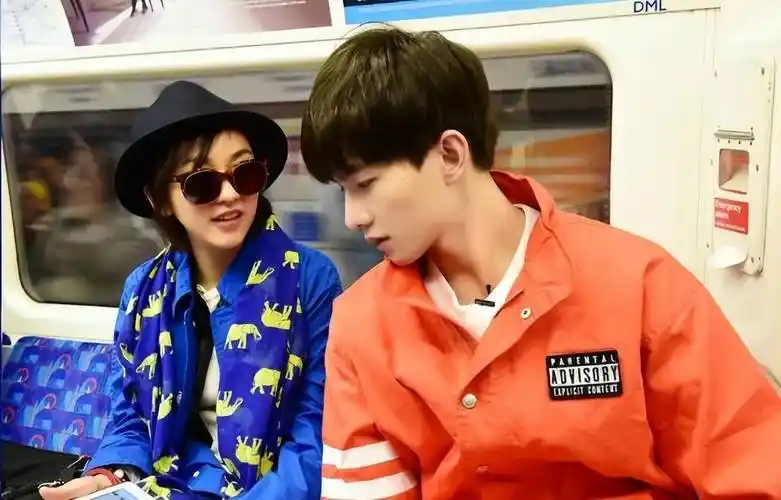 古力娜扎晒《花少3》合照,《花少2》却是杨洋阴影,综艺互撕鼻祖