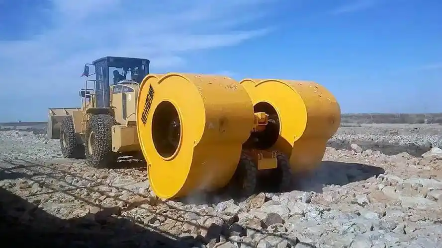 铲车带的冲击压路机:独特而高效的冲击碾压机械