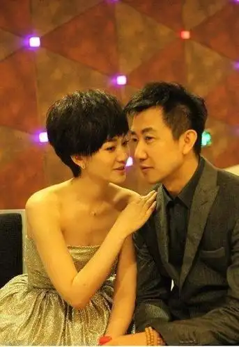 李小冉与老公机场现身孕肚格外明显网友更像爸爸牵着女儿