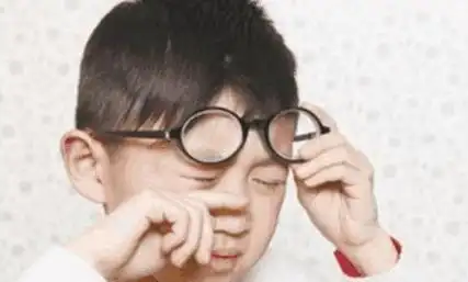 孩子视力模糊戴眼镜也看不清, 医生用"神仙水"治好孩子