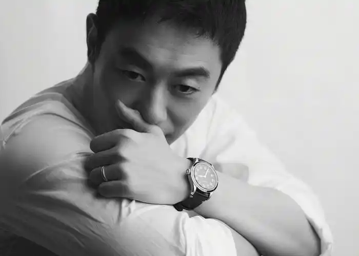 朱亚文白衣造型大片释出微笑治愈眼神写满故事氛围