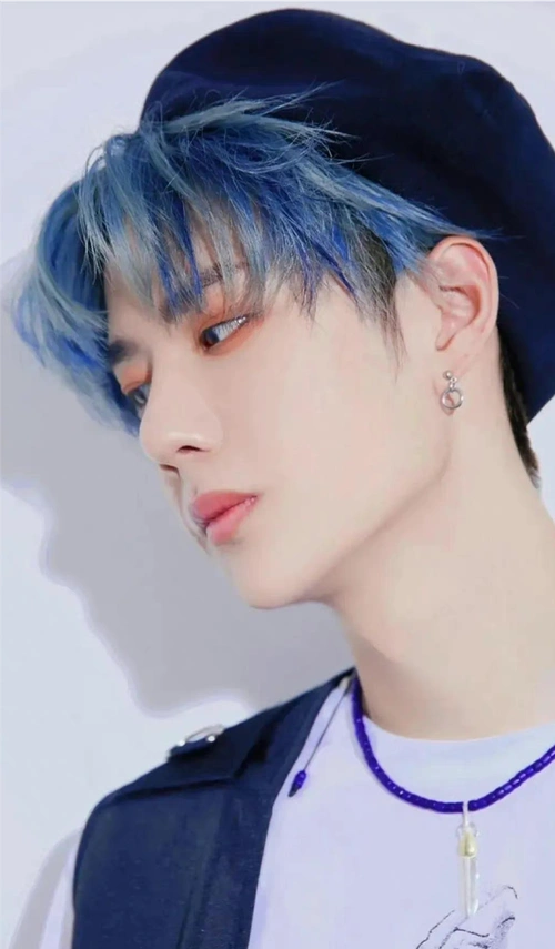 如今的王一博走的是素颜清爽淡雅风,没有了各种颜色的头发和妆造,也