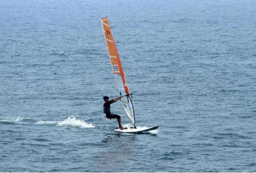 而在背风面帆中,无论是单人帆船还是多人的龙骨帆船,舵手都必须坐在上