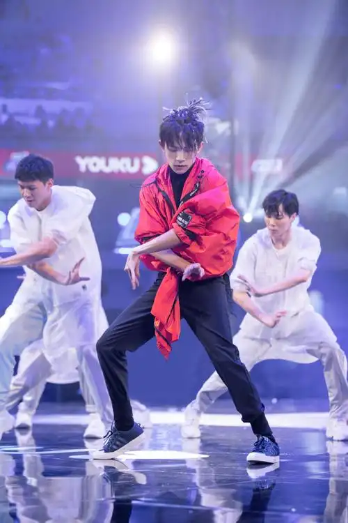 易烊千玺脏辫帅气舞台照图片49