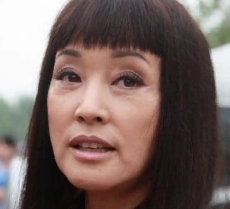 65岁刘晓庆近照引热议,你想要优雅的皱纹,还是僵硬的假脸?