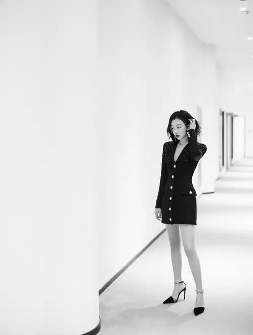 周冬雨着短裙秀纤细美腿光影中发丝微乱