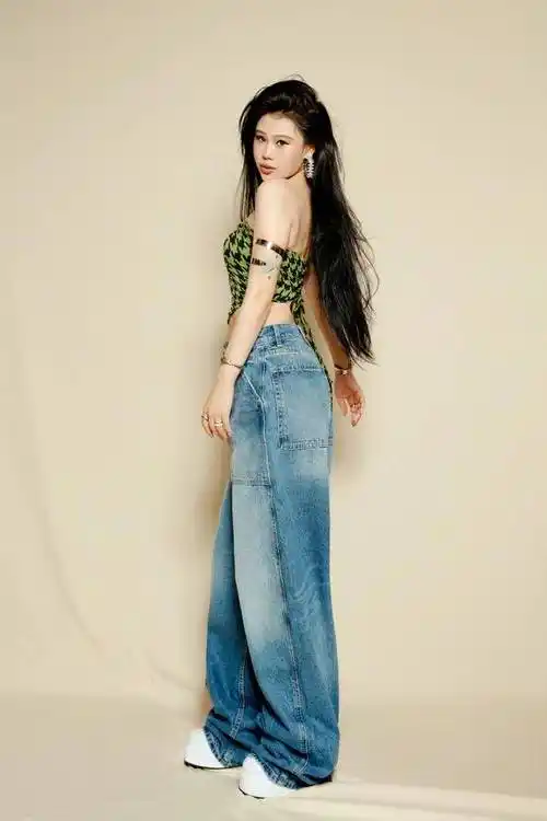 pb-袁娅维:绿色与黑色交织的抹胸背心,既神秘又充满生机!