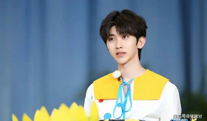 原创蔡徐坤温柔哄孩子,baby小丑女造型,《奔跑吧》又要回到高光时刻