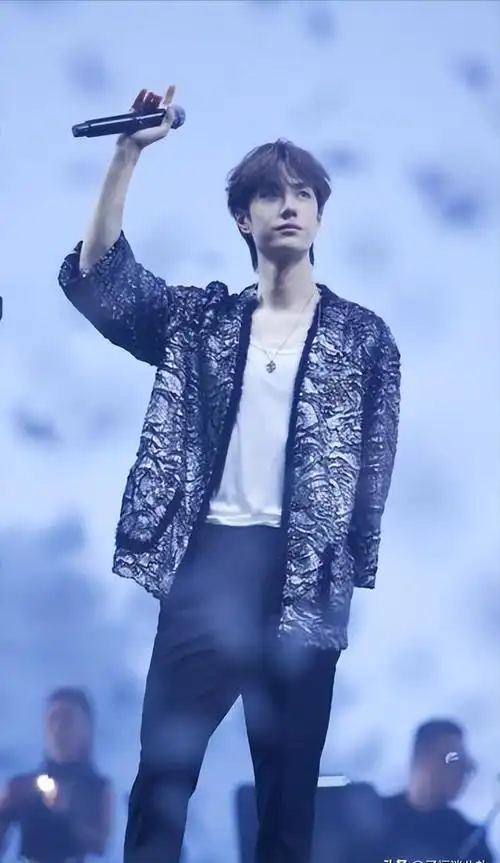 26岁王一博再次解锁新身份他的履历给内娱年轻男演员上了一课