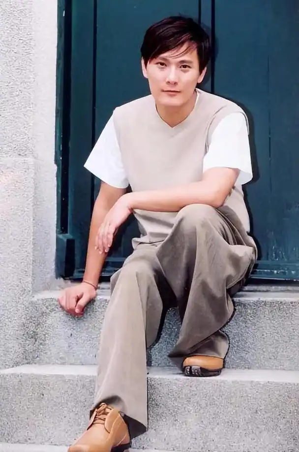 "情痴"张信哲:55岁仍未婚,他的破碎爱情就像一首带泪的情歌