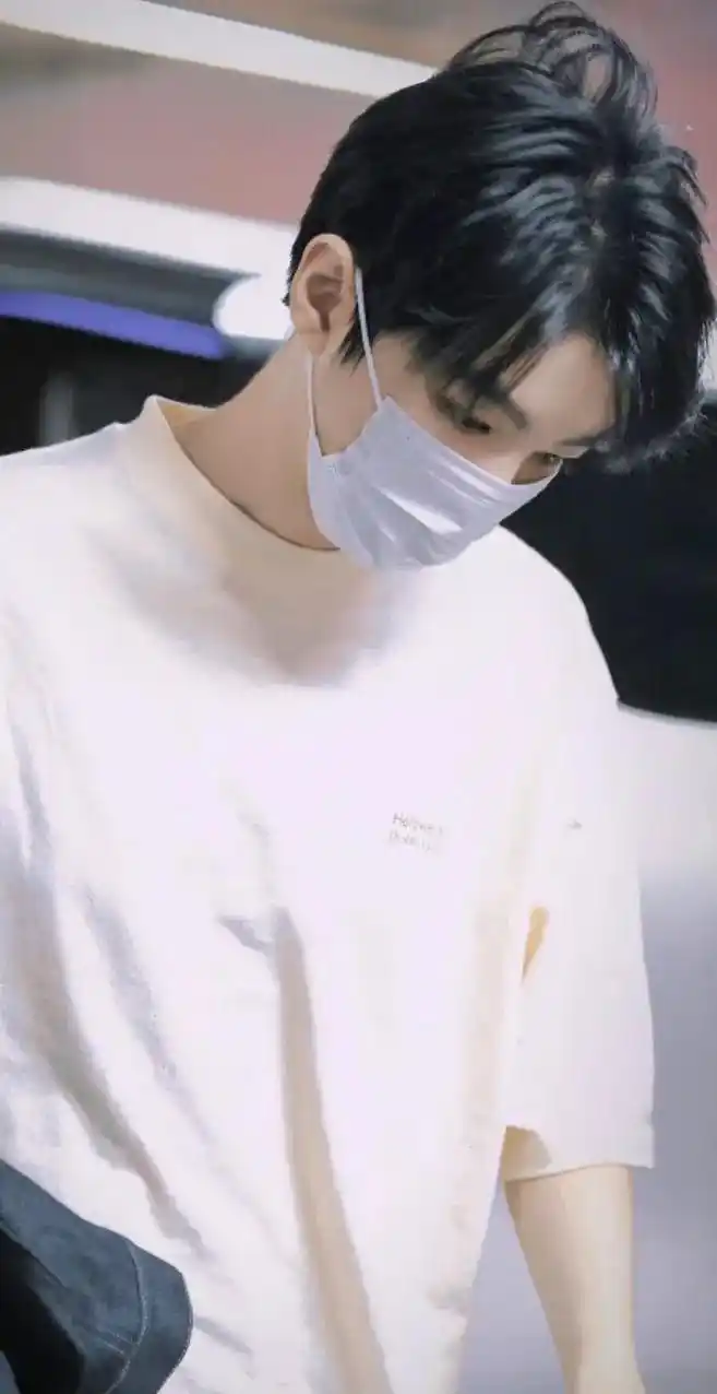 千凯千 两个小宝今天的华表奖上班和红毯图都好顶啊,帅呆啦# - 抖音