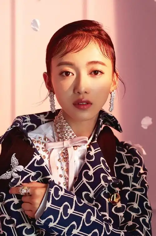 吴谨言封面大片灵动满分 演绎春日时尚优雅look