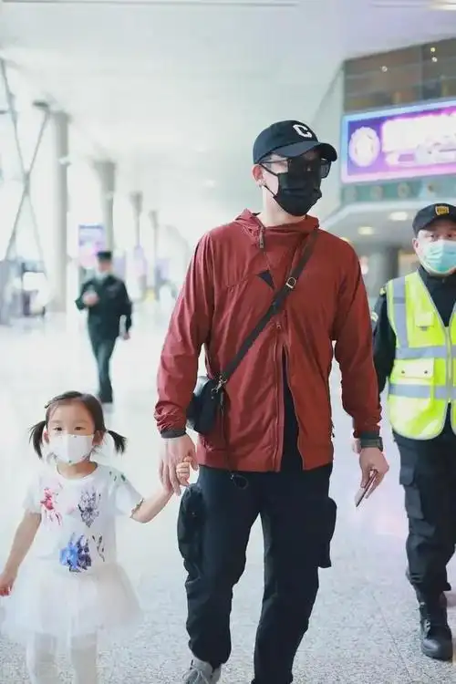 苗苗郑恺带女儿现身机场3岁安娜牵爸妈手荡秋千画面温馨有爱