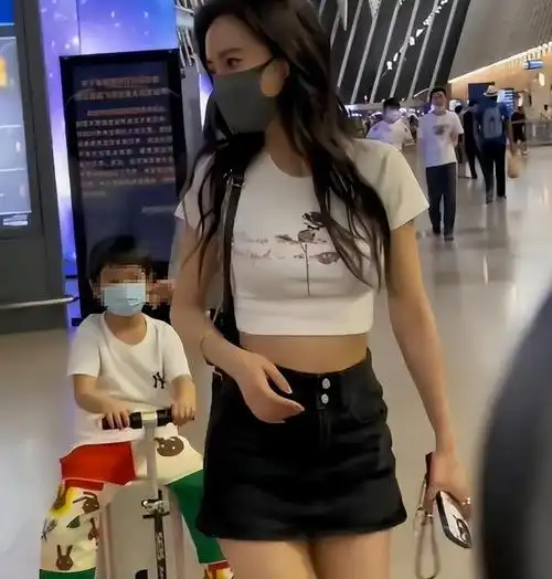 杨颖高调晒全家福庆生7岁小海绵正脸照首曝光像极了黄晓明