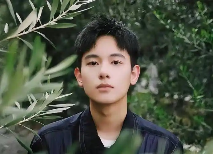 此前,有网友曝出胡先煦的高考分数仅为297分,仅仅只比天津省艺考生