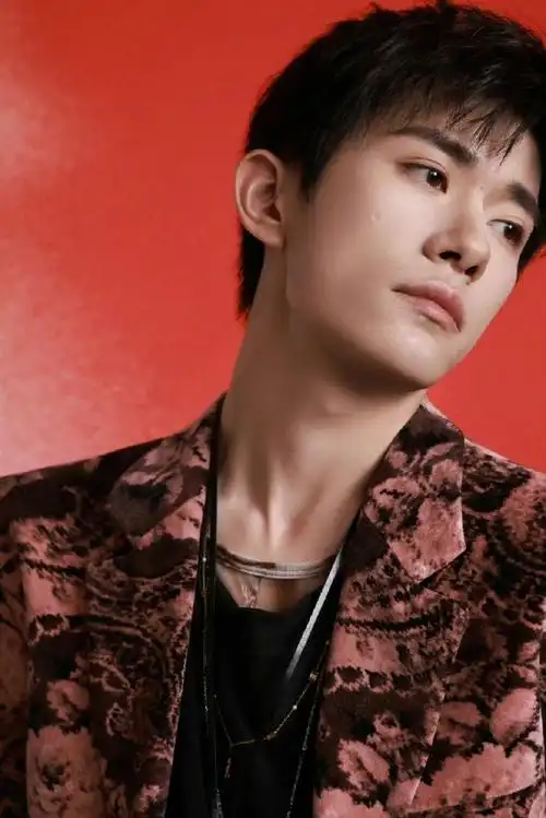 易烊千玺粉色渐变眼镜