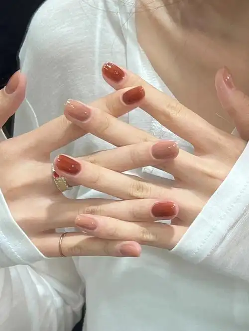 指甲油不用烤就很方便啦!红棕色会有一些透!