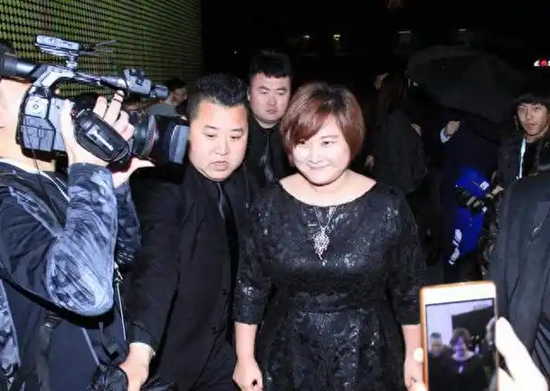 她和孙集斌站在一起,有夫妻相|言承旭|喜剧演员|电影导演|中国传统