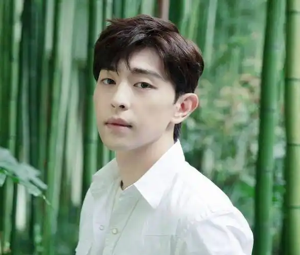 恭喜邓伦喜提新身份密逃更博宣布当个队长也不容易呀