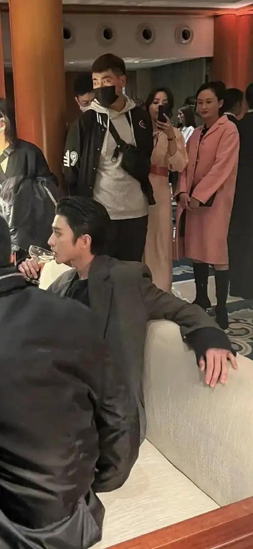 这个喝酒姿势我感觉我已经被他搂在怀里了.#蔡徐坤西湖水色大片