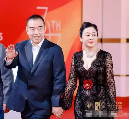 陈凯歌夫妇亮相金鸡红毯,56岁陈红还是很美,被指越来越像倪萍了