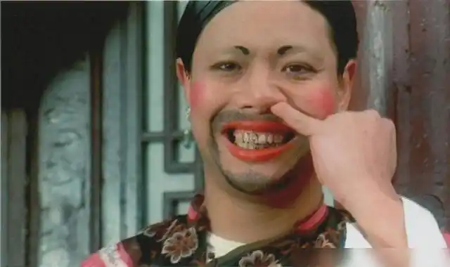 曾是千万富翁被周星驰拉进影视圈22次男扮女装遭女儿反对