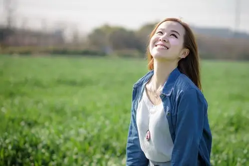 花田间有着灿烂笑容的女孩户外美女摄影图