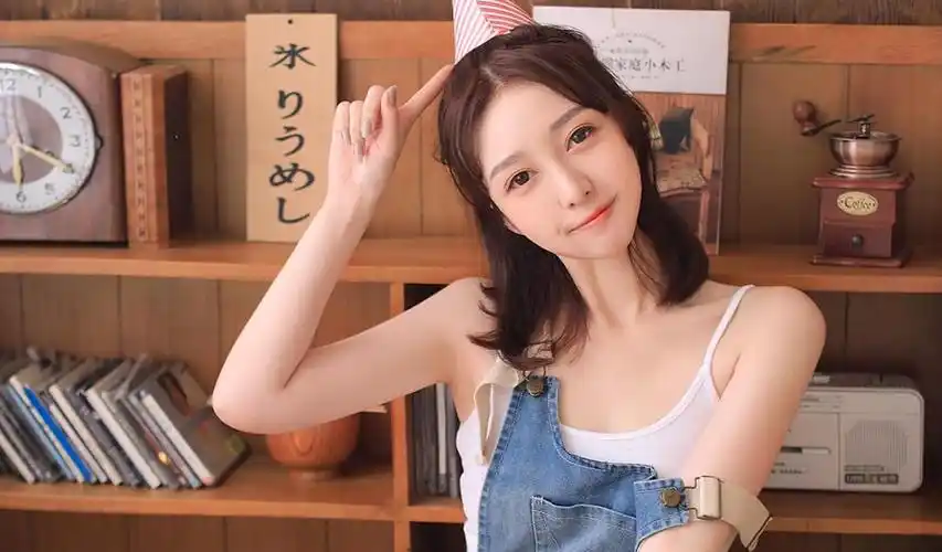 高清调皮的美女照片电脑桌面壁纸