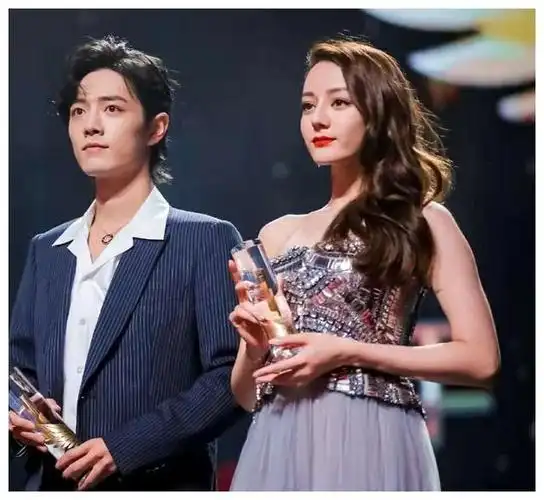 微博之夜神仙同框杨幂猛翻白眼杨颖面无表情一旁的杨紫好无辜