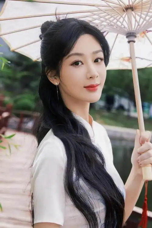 杨紫终于有美出圈造型穿白旗袍身段玲珑神似赵丽颖让人心动