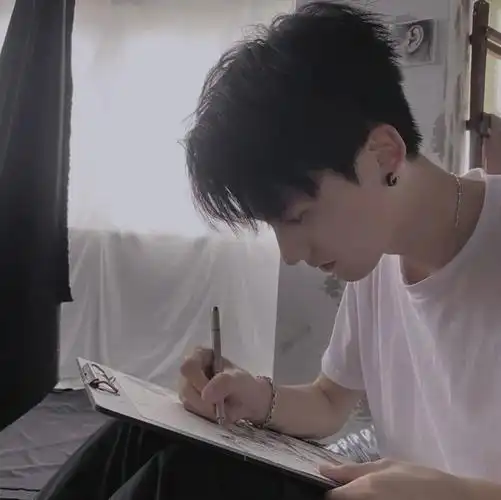 简单干净的男生头像