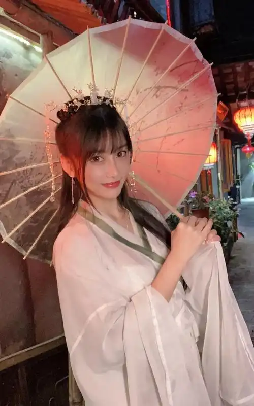 主播狐狸酱获得好身材大赛冠军,精髓cos就靠一个回眸