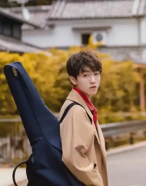 王俊凯把"混搭风"穿火了,长袖外套配短裤,帅气得让人忽略年龄_时尚