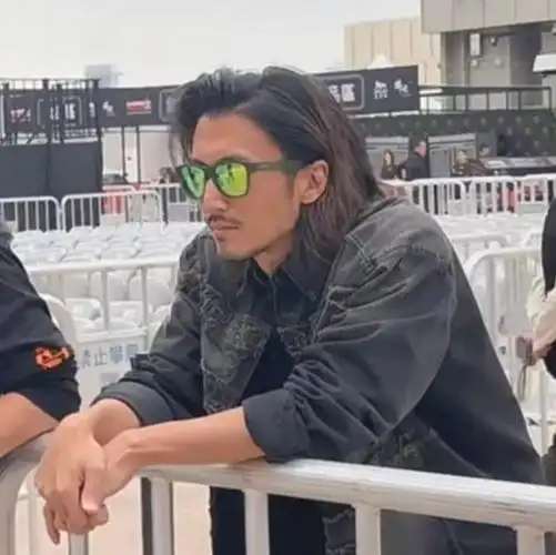 谢霆锋搭配亮相活动,展现干练型男风采.