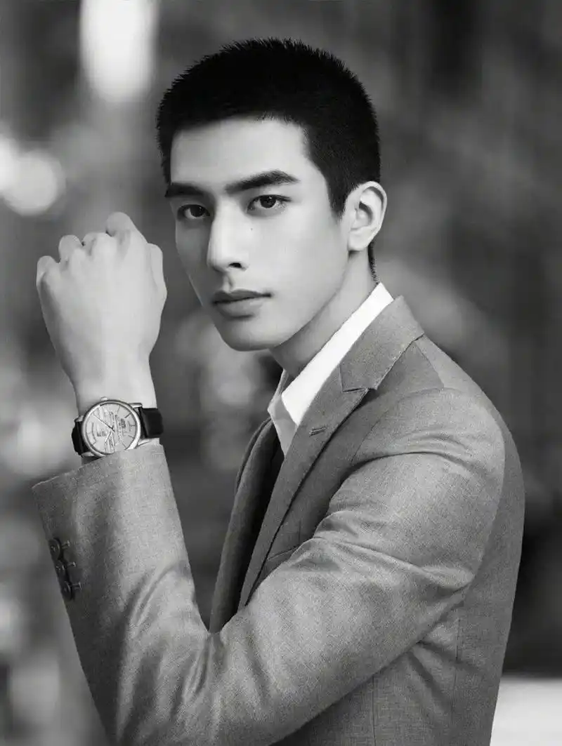宋威龙的脸型和五官都很完美,一头黑发,寸头. 年轻人很有活力.