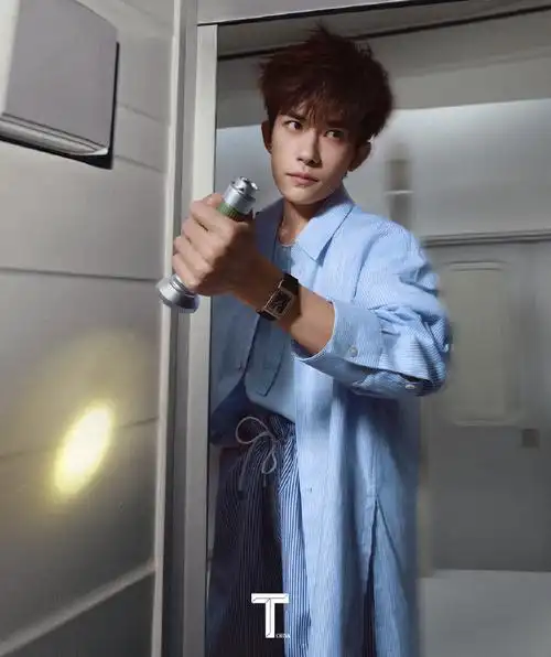 这次的拍摄灵感来自千玺2021年在微博上分享的一个dv视频,@tfboys-易