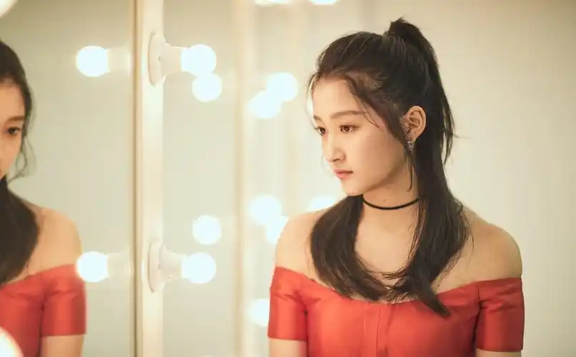 明星关晓彤,代表作品包括一仆二主/春蕾绽放/洛克王国大电影4:出发!