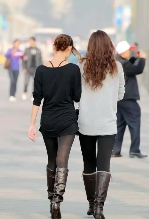 街拍两姐妹逛街丝袜搭配雪地靴绝对能成为焦点