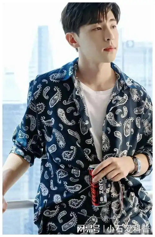 邓伦超级超级阳光帅气迷人十足的,为人随和善良的男人!