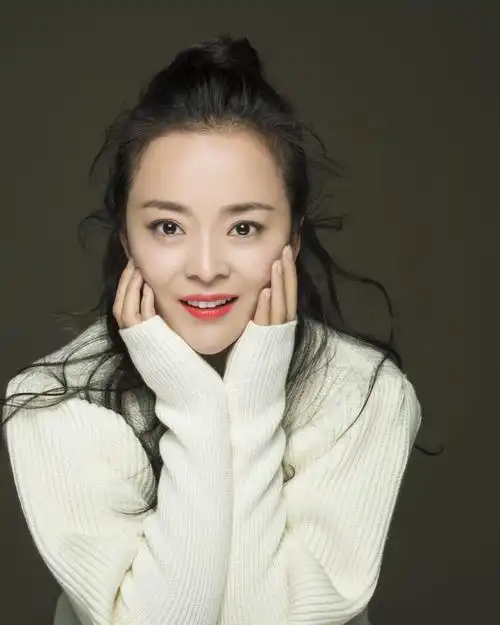 演员王嘉白衣写真极简搭配纯净美好