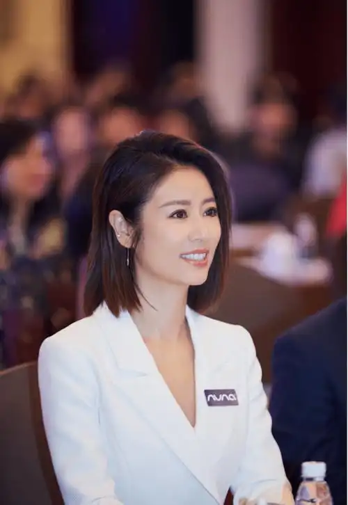 发型方面林心如选择了齐肩发,这样能够修饰她的脸型,让整个人看上去