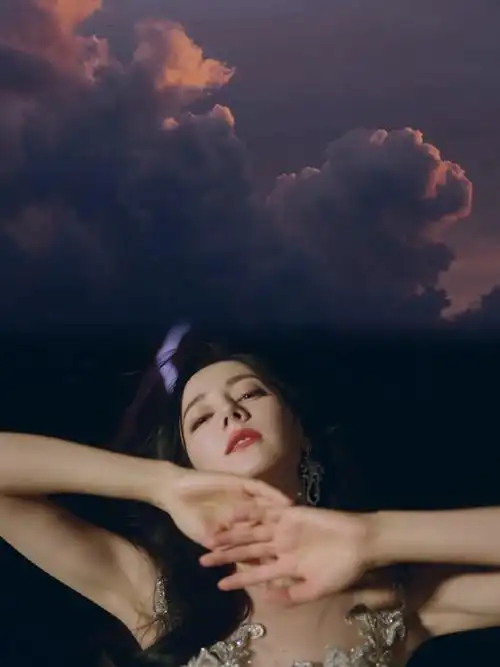 流苏裙#迪丽热巴@dear-迪丽热巴全新造型上线,银色流苏裙的优雅仙气