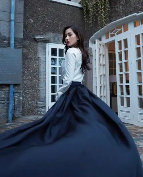 刘诗诗拖尾西装礼服与白色衬衫的搭配柔美与飒气完美的结合