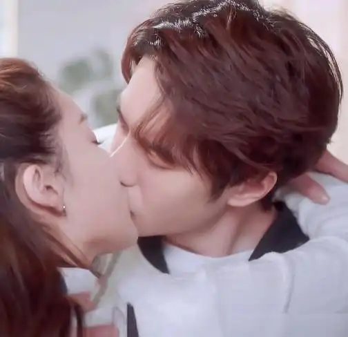 王一博为证明吻技好,老跟姐姐们拍吻戏,镜头特写到唇部,懵了