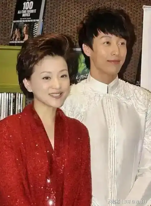 杨澜与24岁儿子同框|吴征|婚姻|央视|吴所谓|社交平台_网易订阅