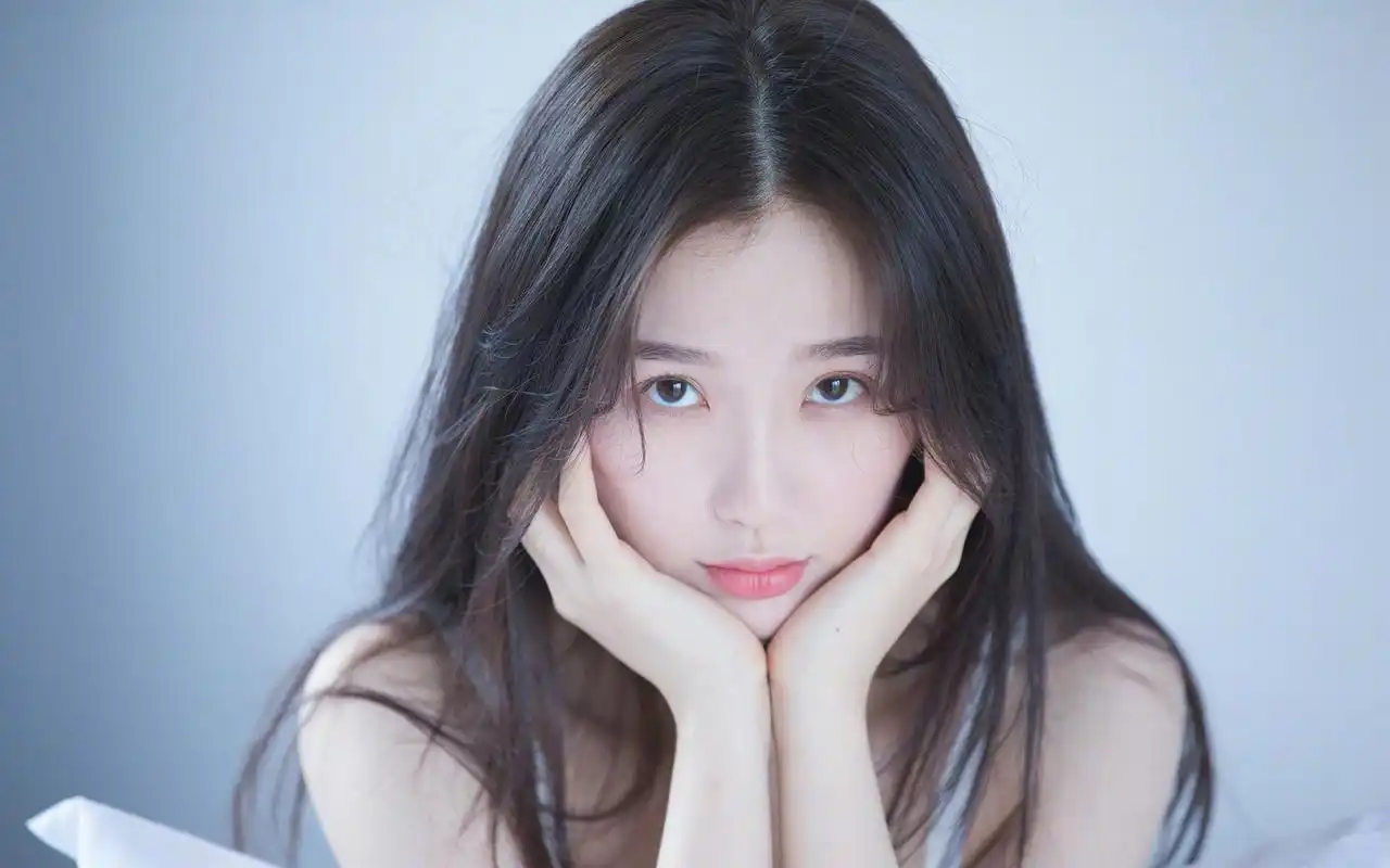 虞书欣清新甜美写真桌面壁纸