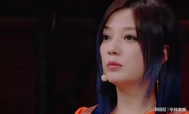 47岁赵薇久违现身素颜显老发福不少眼睛水肿凸出整体憔悴不堪